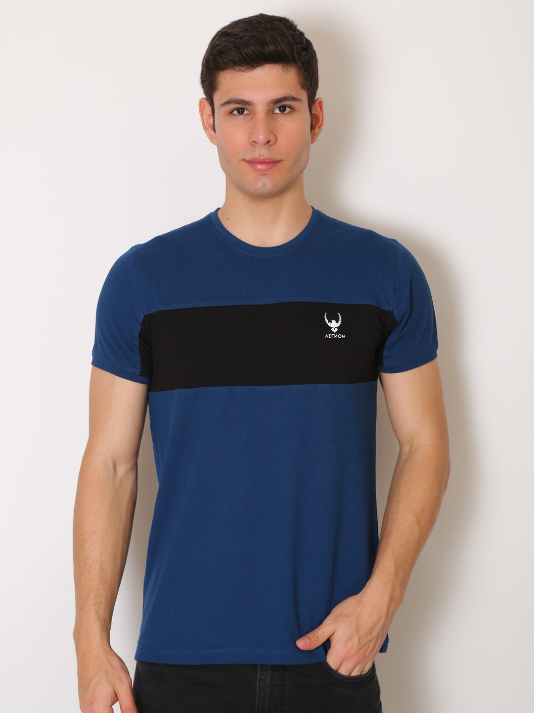 

VINSON Men Blue & Black Slim Fit T-shirt