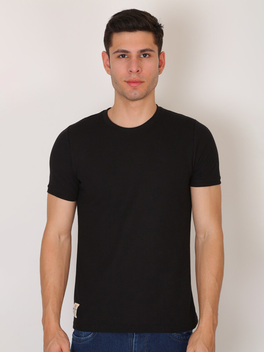 

VINSON Men Black Solid Round Neck Slim Fit T-shirt