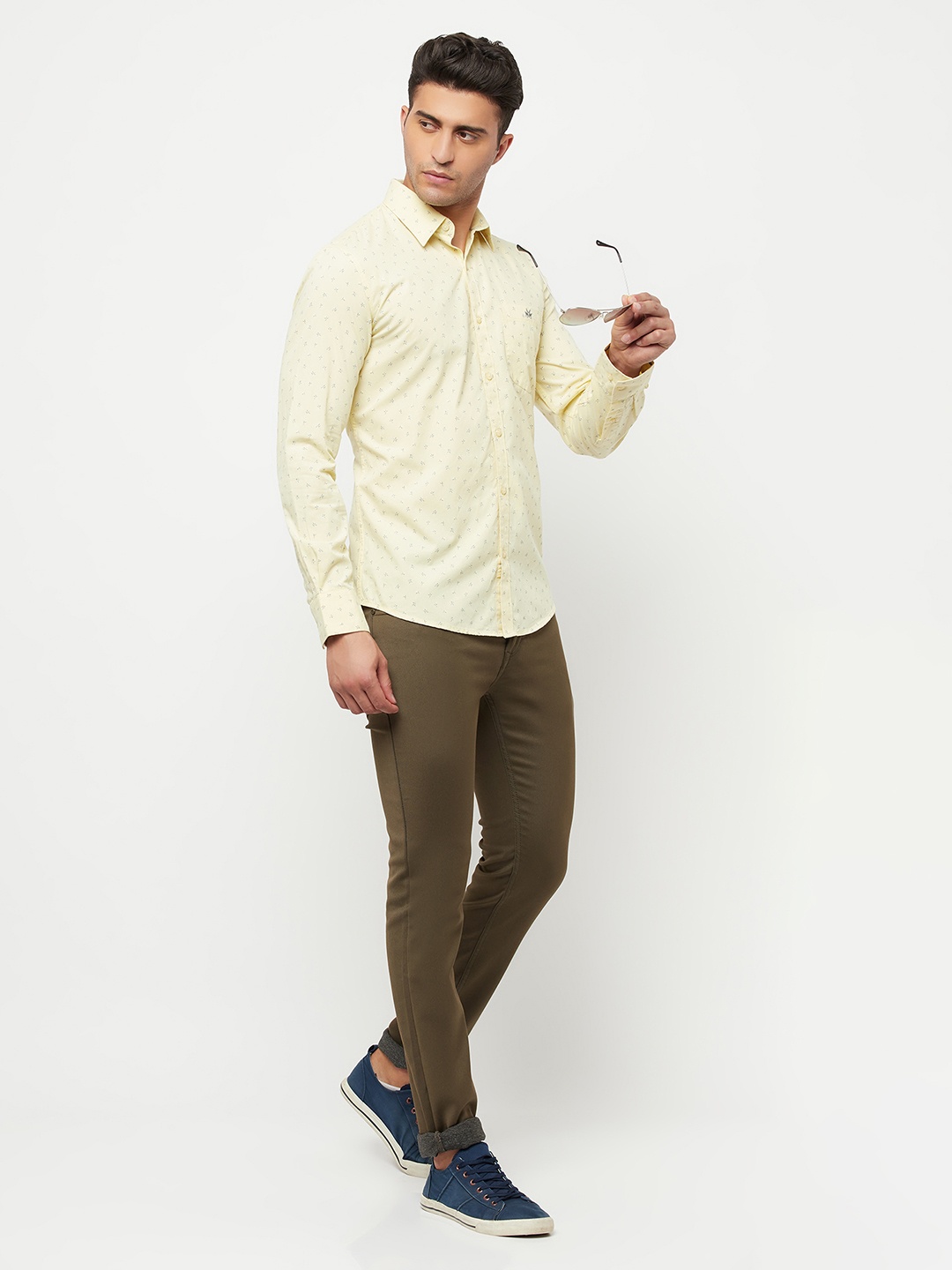 

Crimsoune Club Men Yellow Slim Fit Printed Casual Shirt