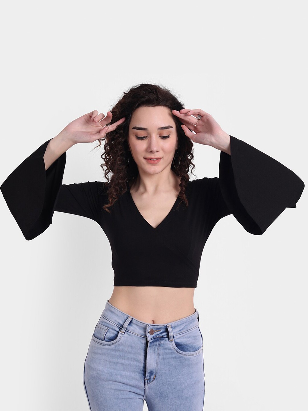 

COLOR CAPITAL Women Black Solid V-Neck Crop Top