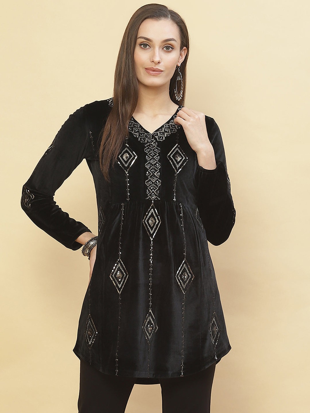 

Lakshita Women Charcoal Geometric Embroidered Velvet Kurta
