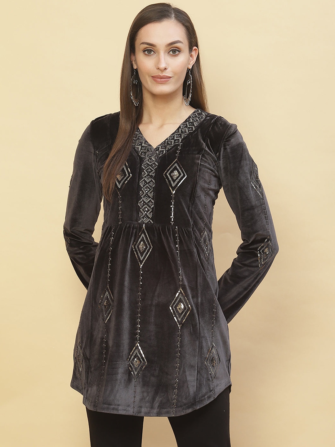 

Lakshita Women Grey Geometric Embroidered Velvet Kurta