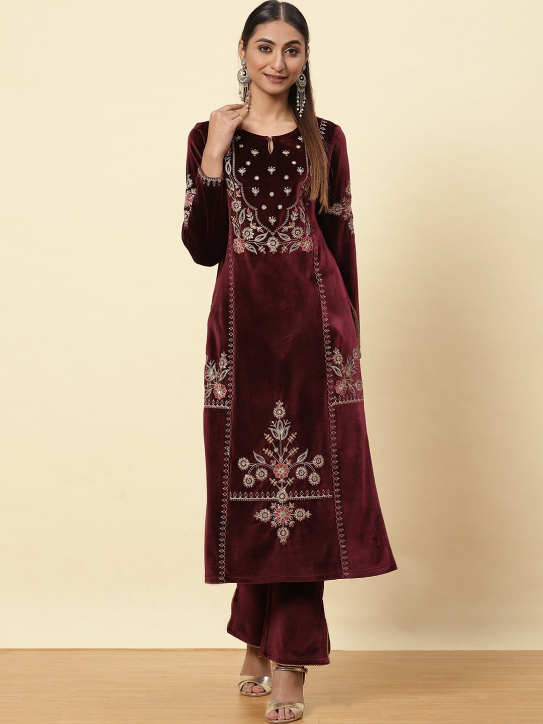 

Lakshita Women Burgundy Floral Embroidered Velvet Kurta