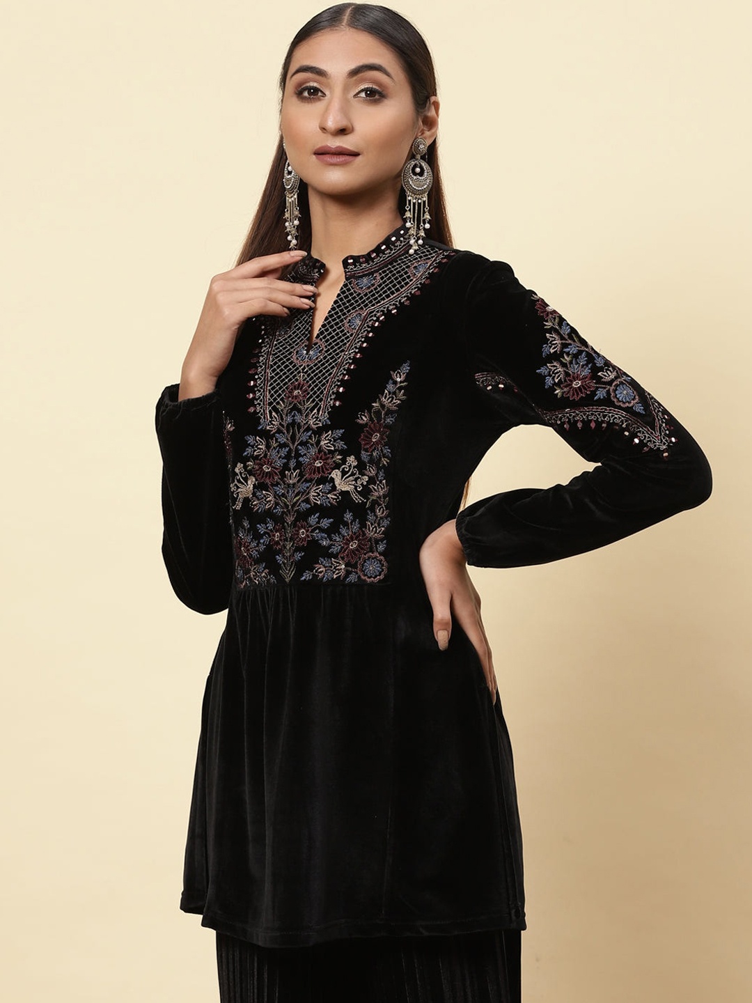 

Lakshita Women Charcoal Floral Embroidered Velvet Kurta