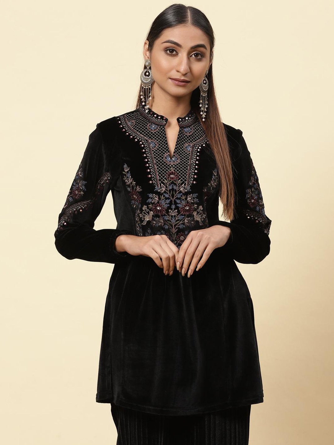 

Lakshita Women Charcoal Floral Embroidered Velvet Kurti