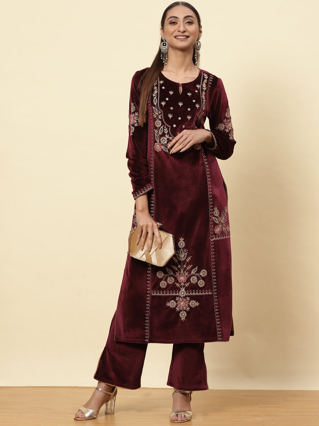 

Lakshita Women Burgundy Floral Embroidered Velvet Kurta