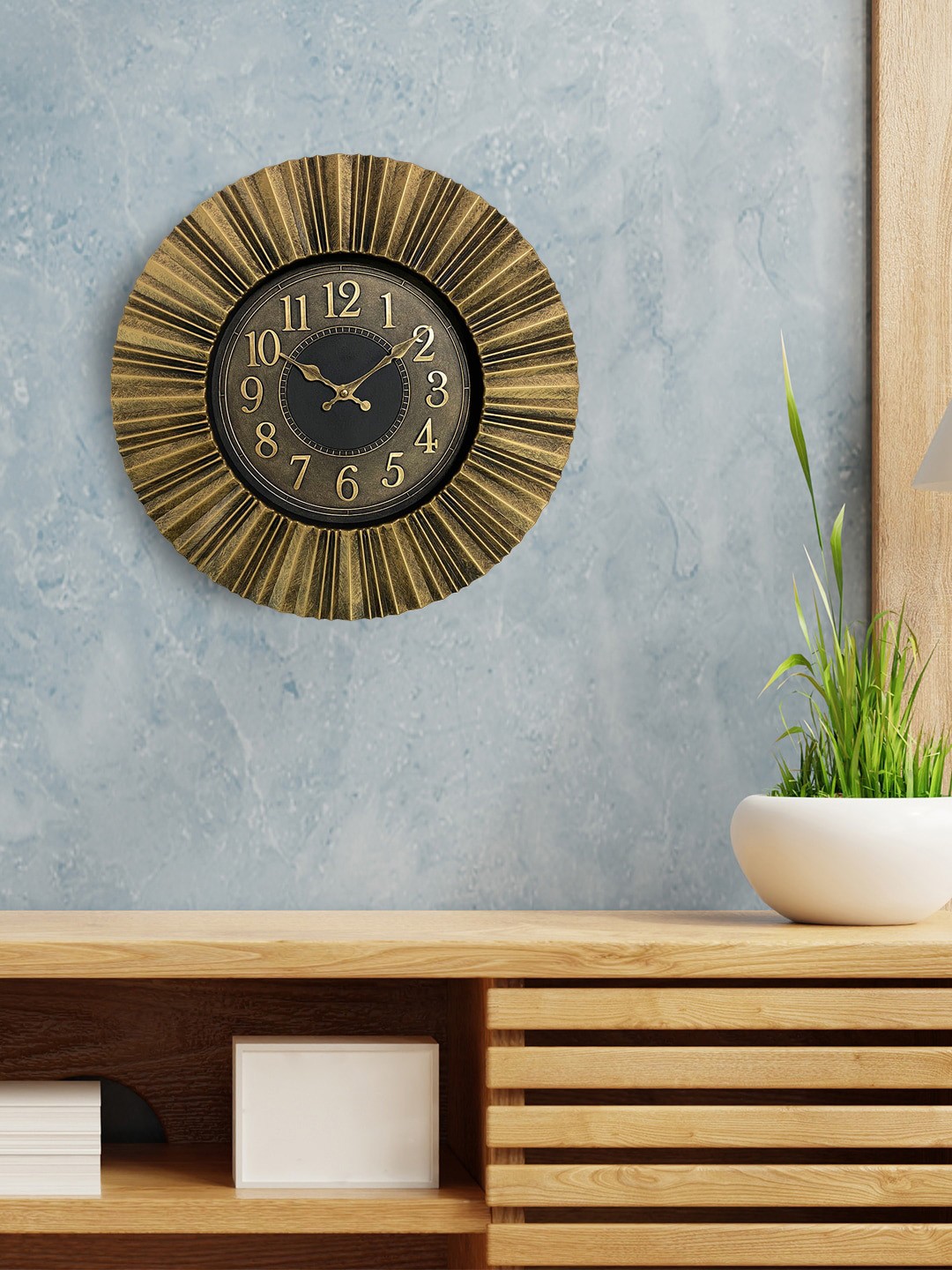

HomeTown Unisex Gold Clocks