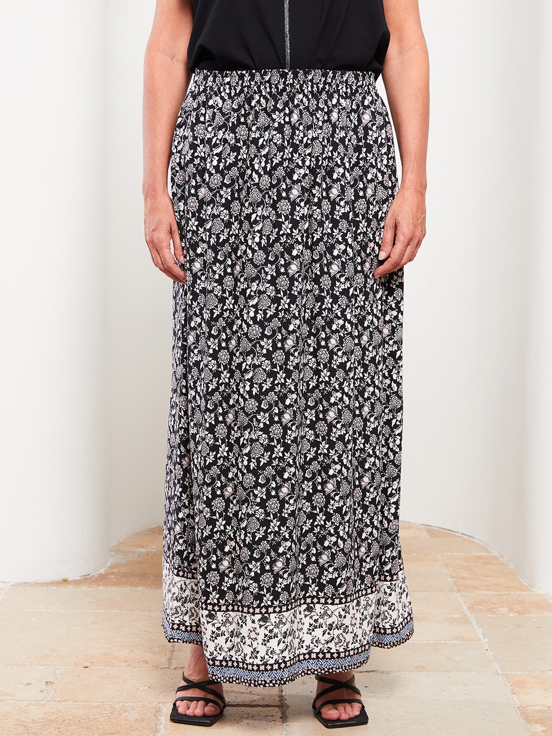 

LC Waikiki Women Black & White Floral Printed A-Line Maxi Skirt
