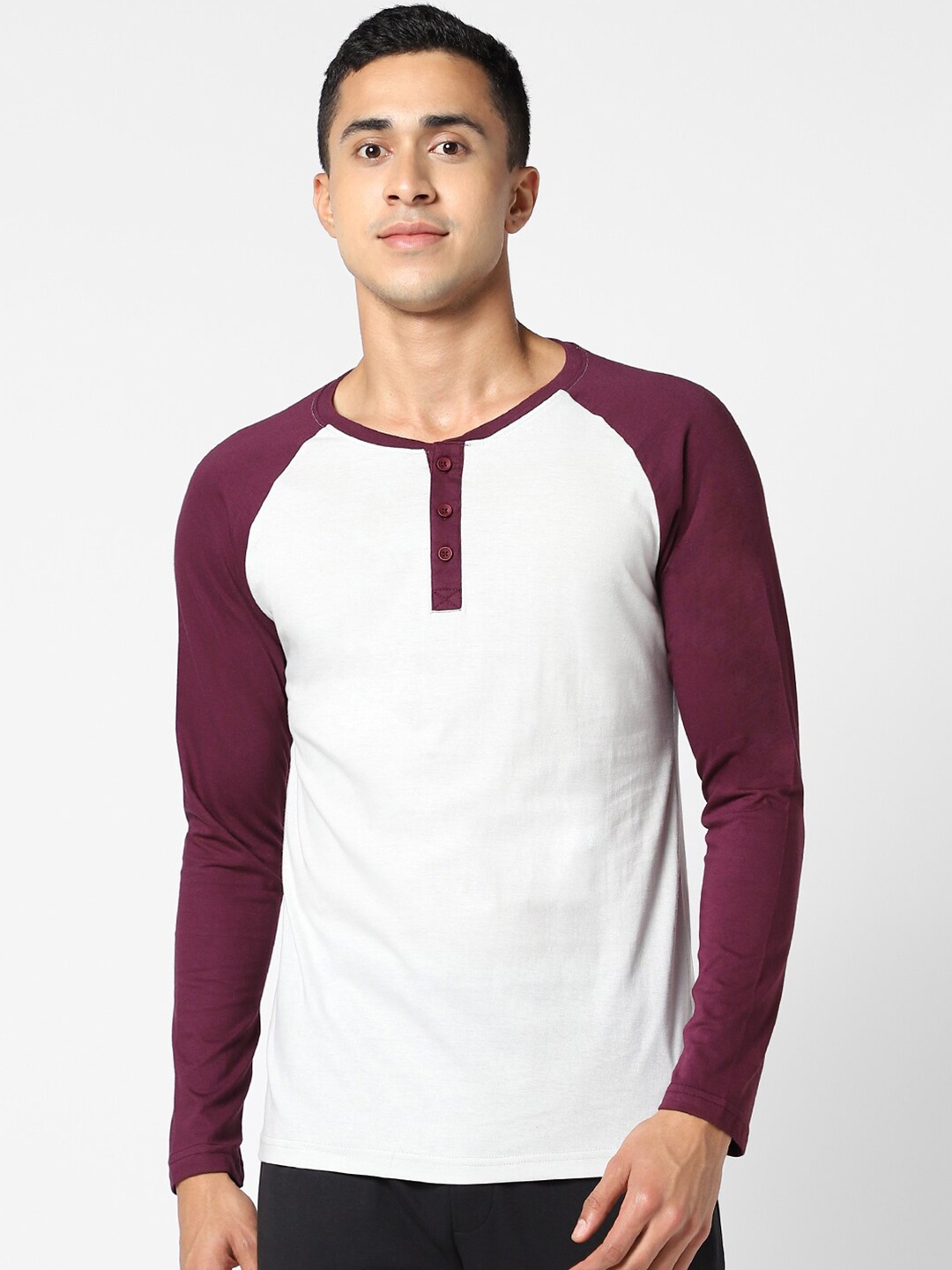 

Ajile by Pantaloons Men White & Maroon Colourblocked Slim Fit T-shirt