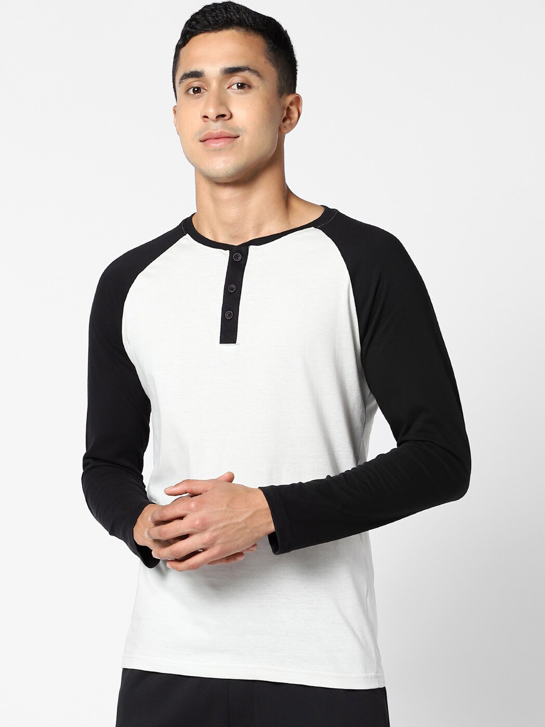 

Ajile by Pantaloons Men Black & White Colourblocked Henley Neck Slim Fit T-shirt