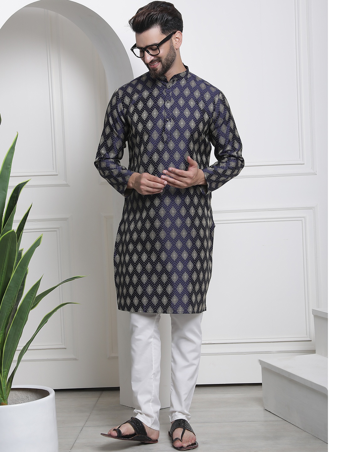 

SOJANYA Men Navy Blue Jacquard Woven Design Kurta with Churidar