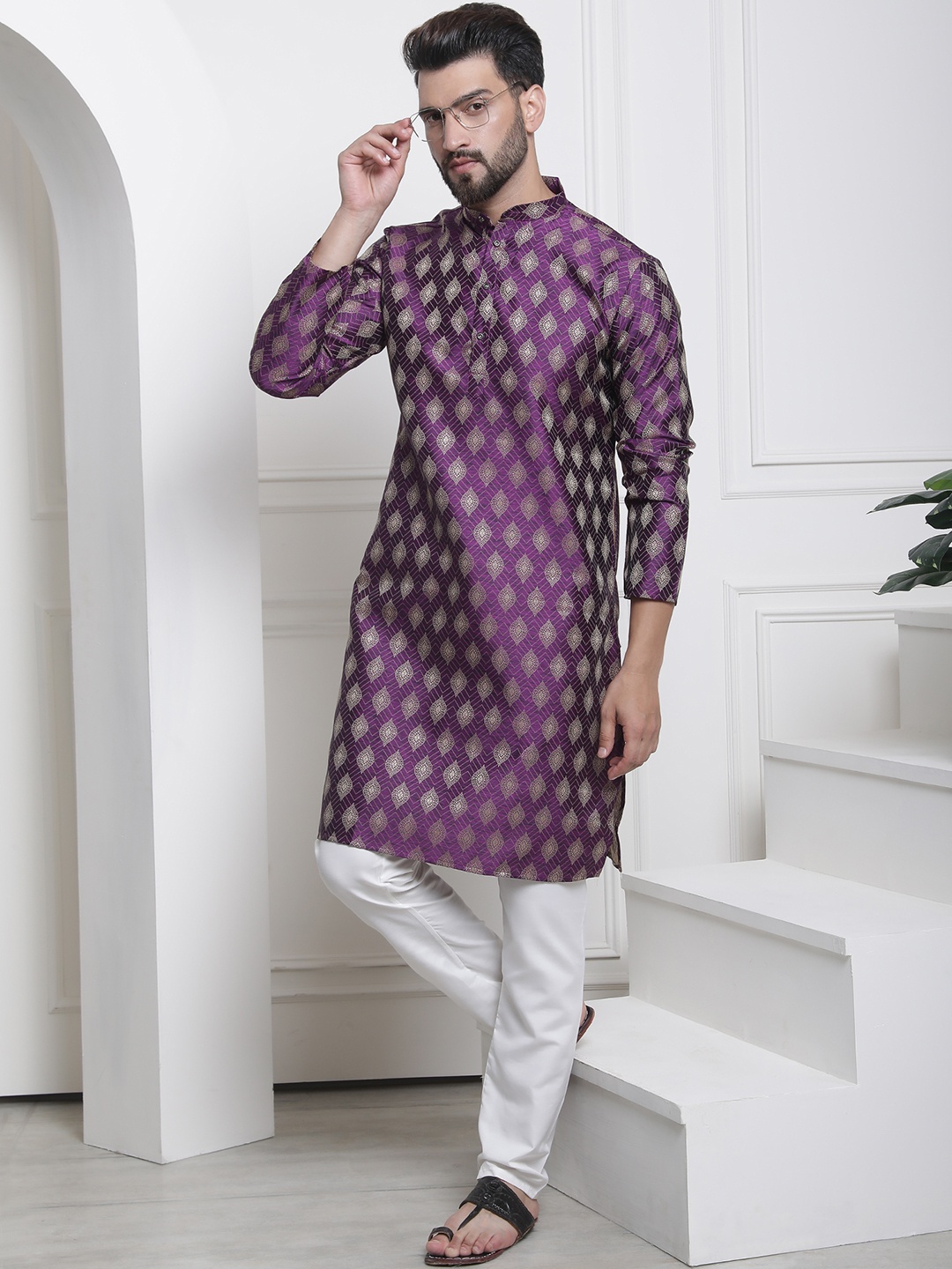 

SOJANYA Men Purple Jacquard Woven Design Kurta with Churidar