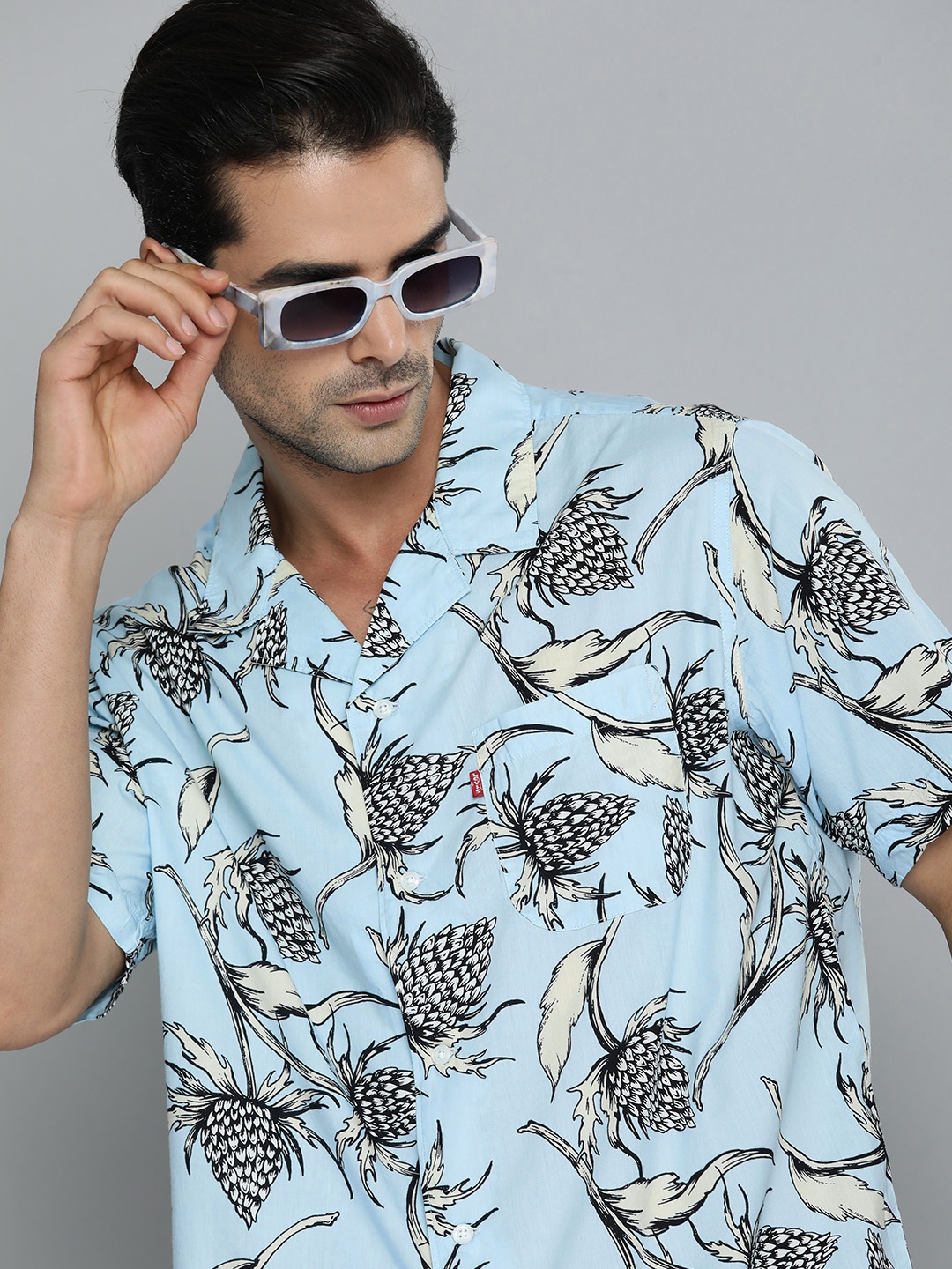 

Levis Men Blue Relaxed Fit Tropical Printed Casual Shirt