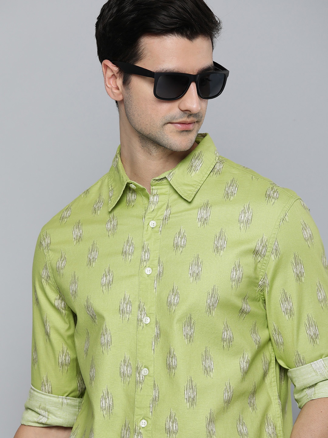 

Levis Men Light Green And Brown Slim Fit Printed Casual Shirt