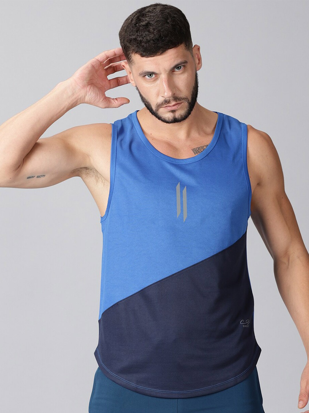 

ATTIITUDE Men Blue & Navy Blue Colourblocked Dri-FIT T-shirt