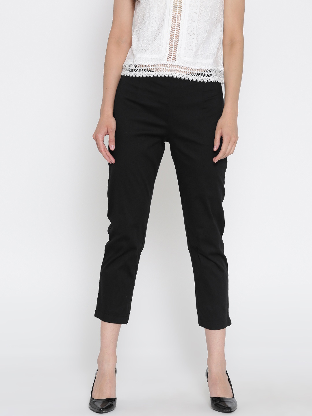 

Rangriti Women Black Solid Cropped Trousers