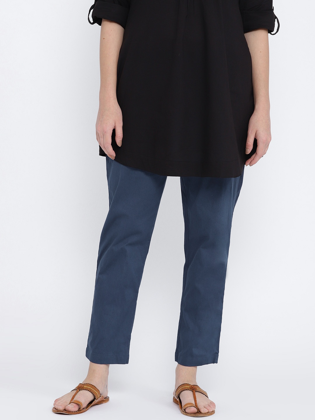 

Rangriti Women Navy Solid Cropped Trousers, Navy blue