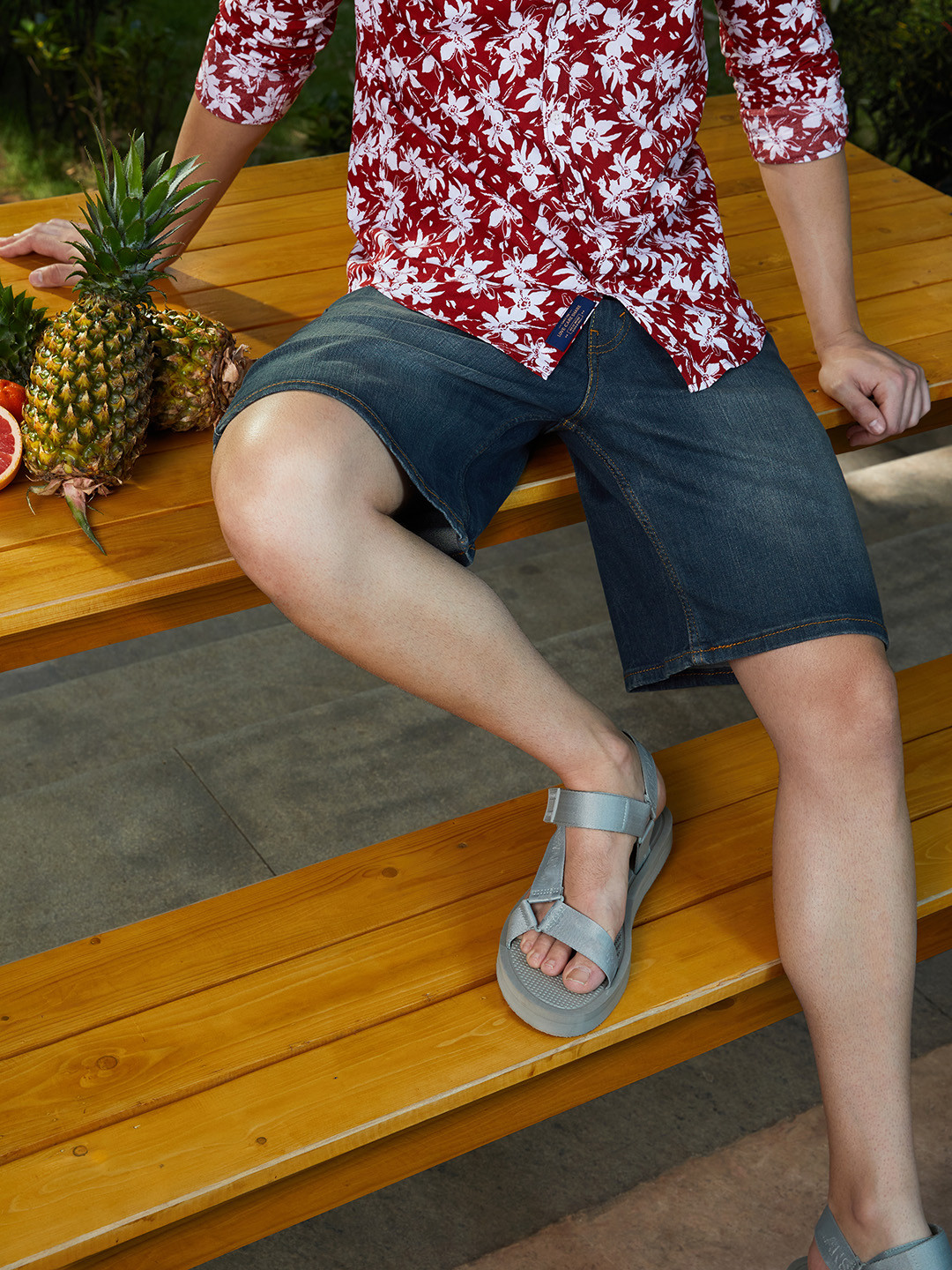 

Levis Men Navy Blue Solid Regular Fit Mid-Rise Denim Shorts