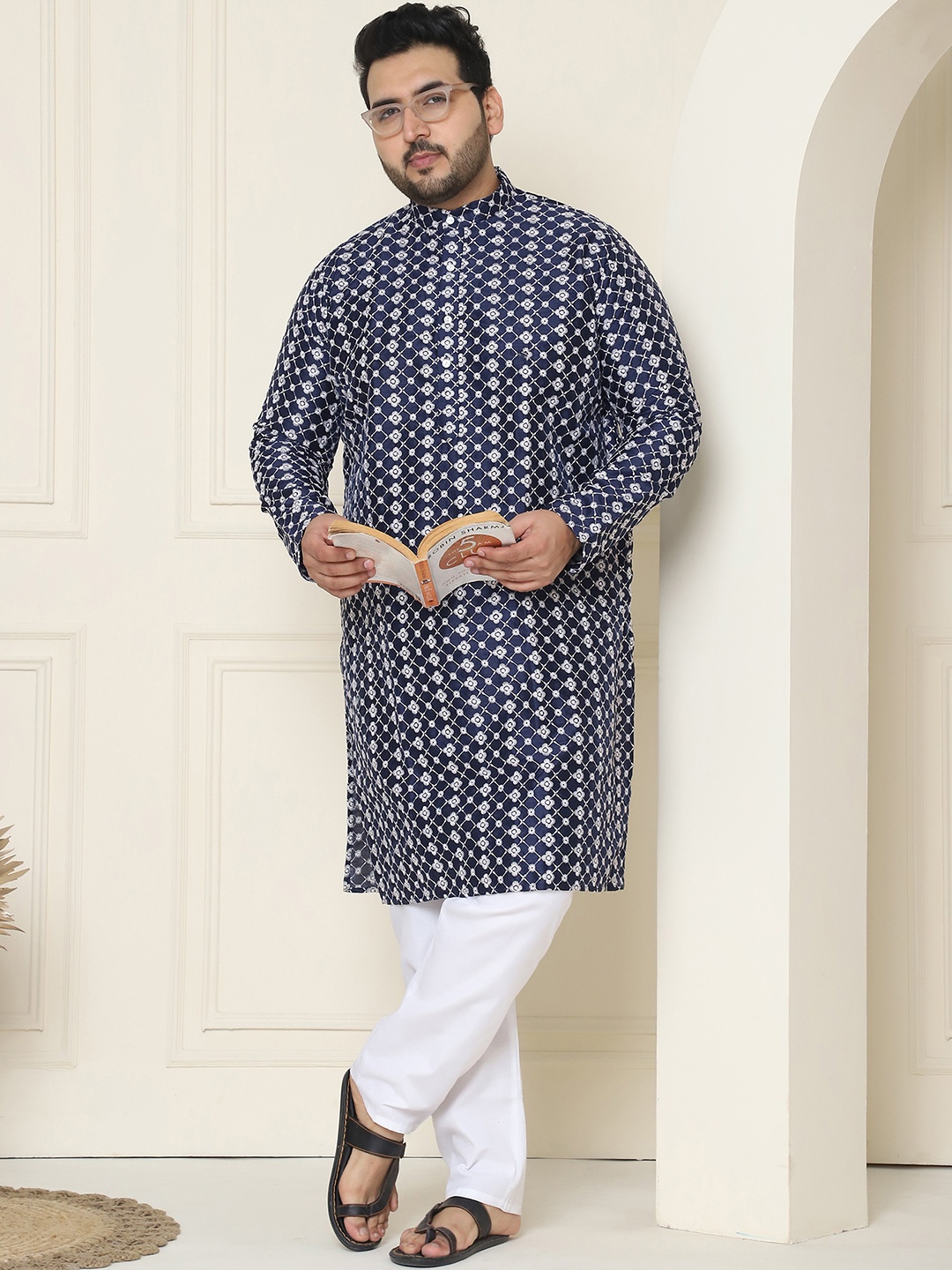 

SOJANYA PLUS Men Navy Blue Chikankari Embroidered Kurta with Churidar