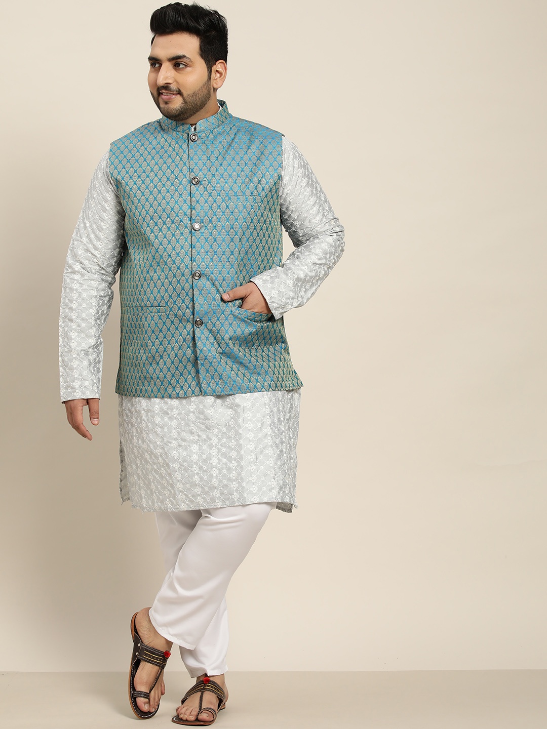 

SOJANYA PLUS Men Grey Embroidered Kurta with Churidar Comes with a Nehru Jacket