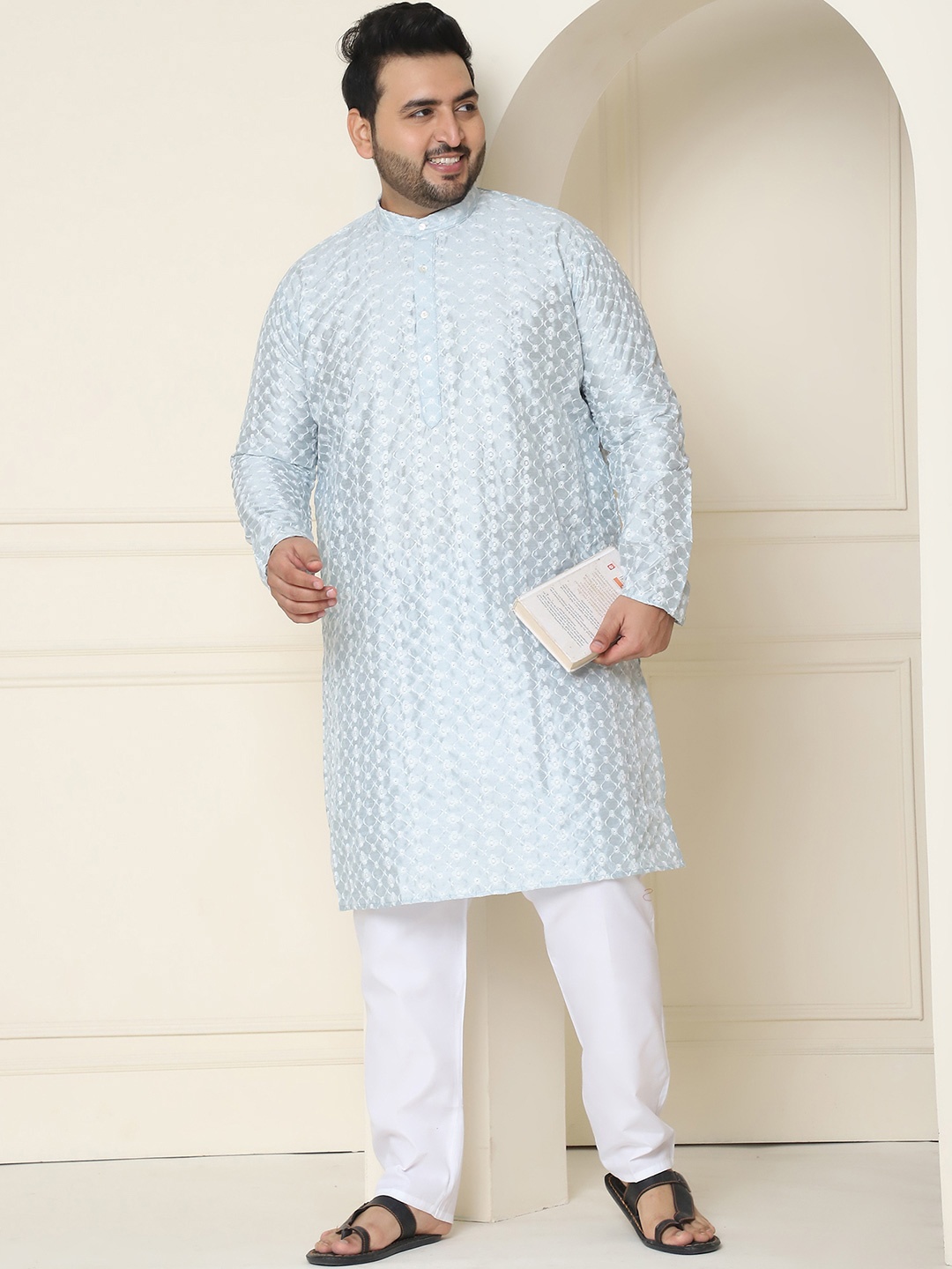 

SOJANYA PLUS Men Grey & White Chikankari Embroidered Kurta with Churidar