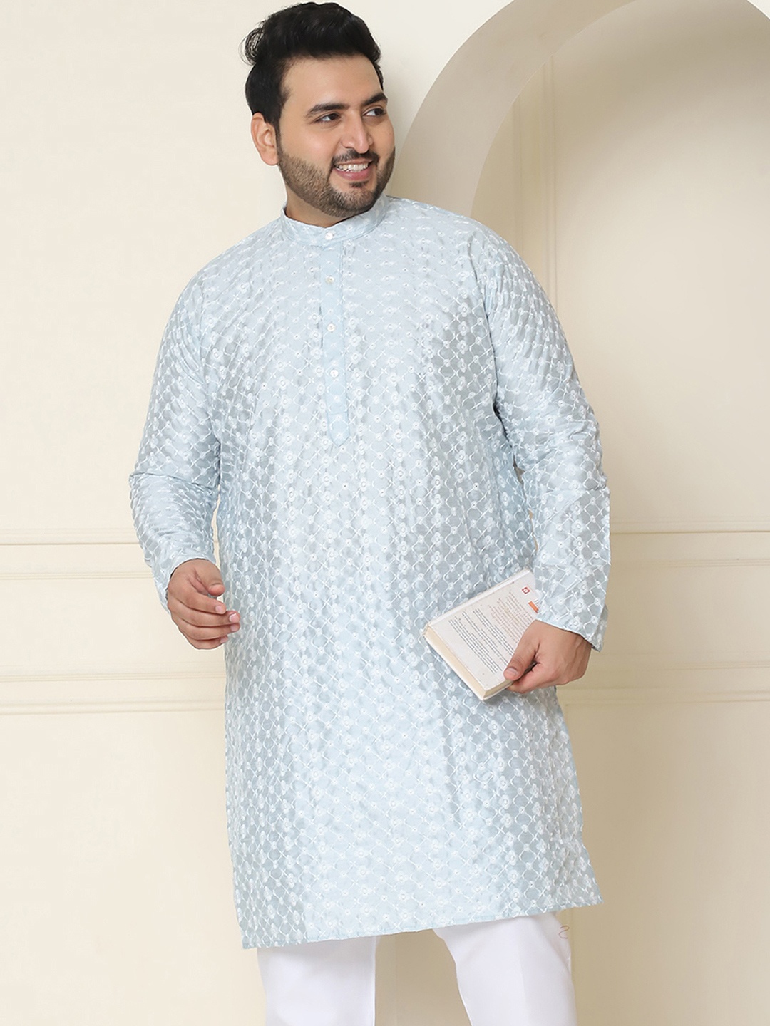 

SOJANYA PLUS Men Grey & White Chikankari Embroidered Kurta