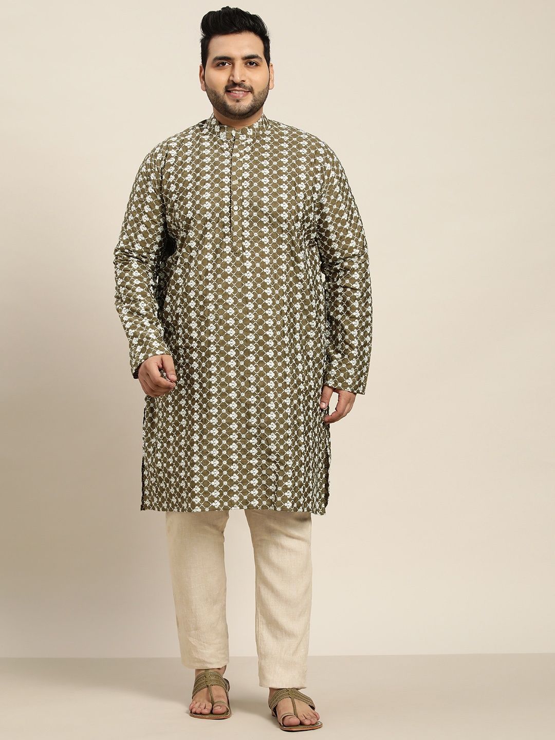 

SOJANYA PLUS Men Olive Green & White Chikankari Embroidered Kurta