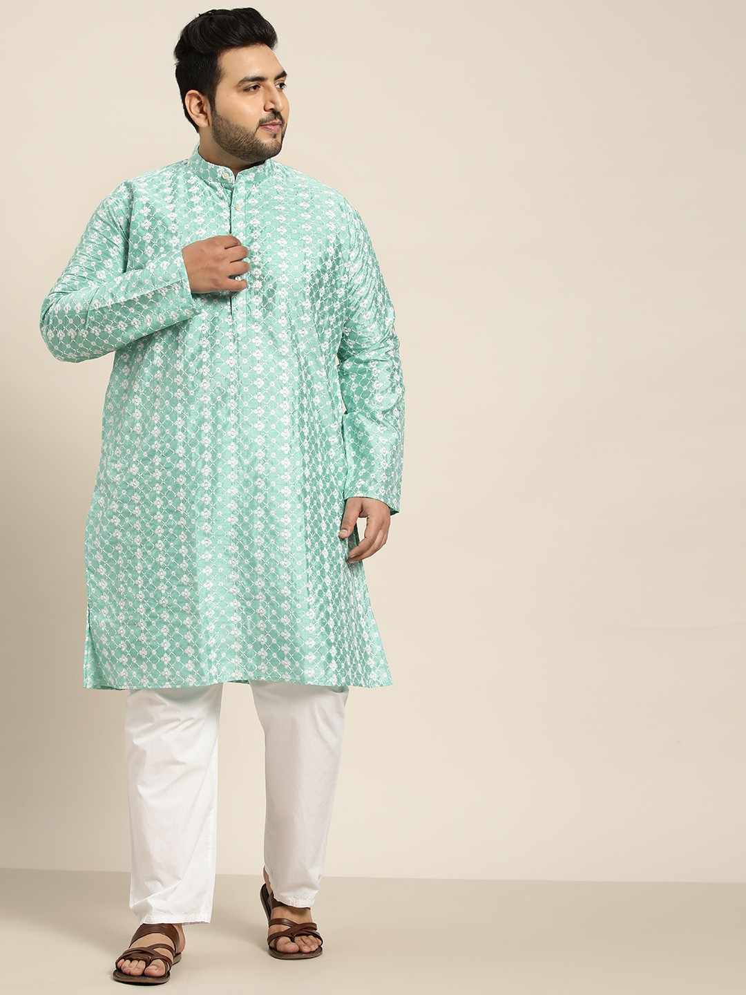 

SOJANYA PLUS Men Blue & White Chikankari Embroidered Kurta