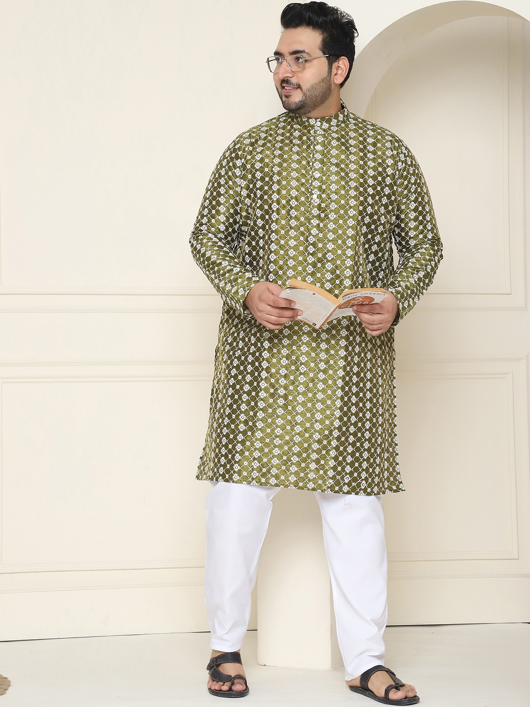 

SOJANYA PLUS Men Green Chikankari Embroidered Kurta with Churidar
