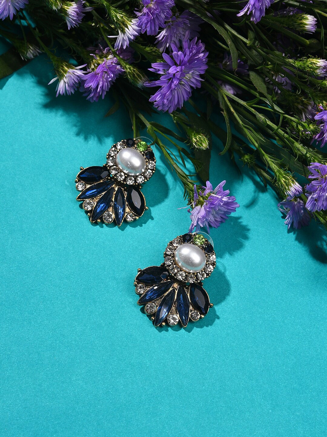 

SOHI Blue & White Contemporary Studs Earrings
