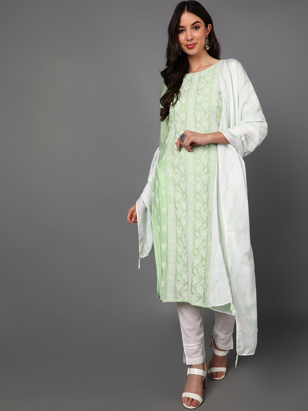

AHIKA Women Green Floral Embroidered Kurta Set