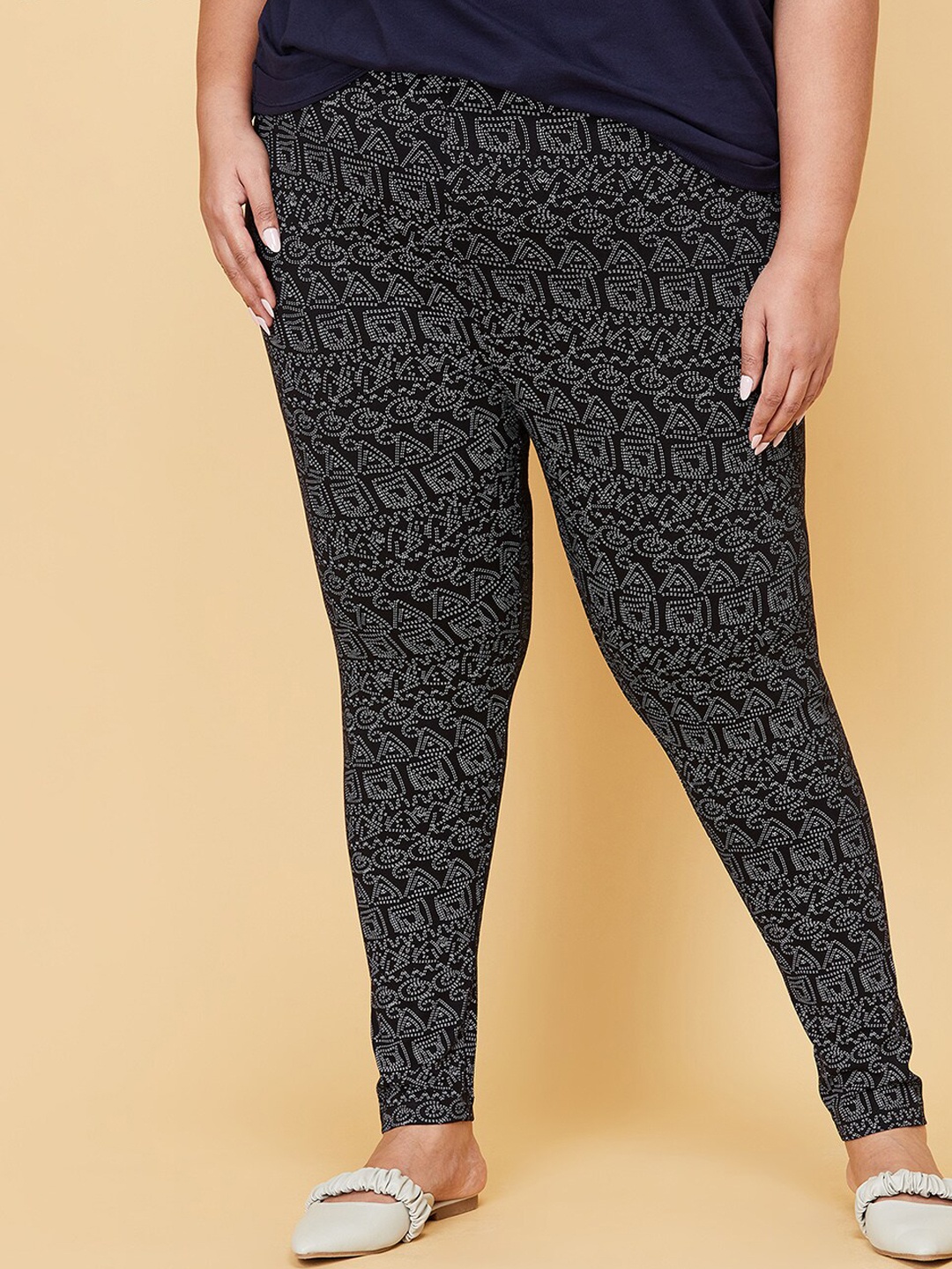 

max Women Plus Size Black White Printed Leggings