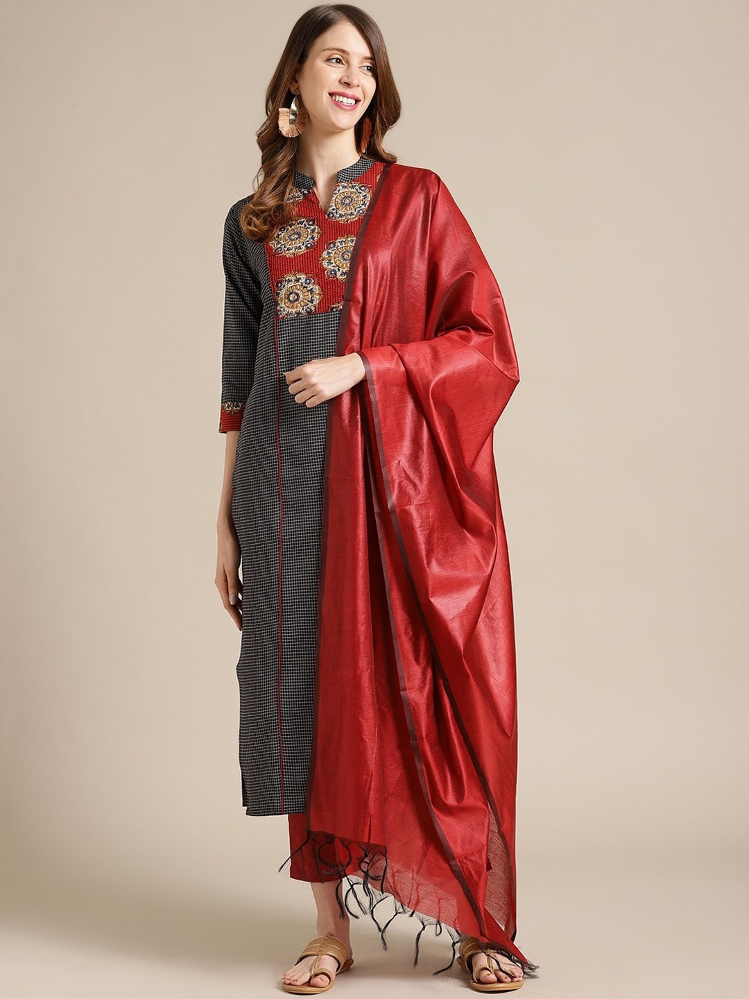 

KSUT Women Black Floral Printed Kurta with Trousers & With Dupatta