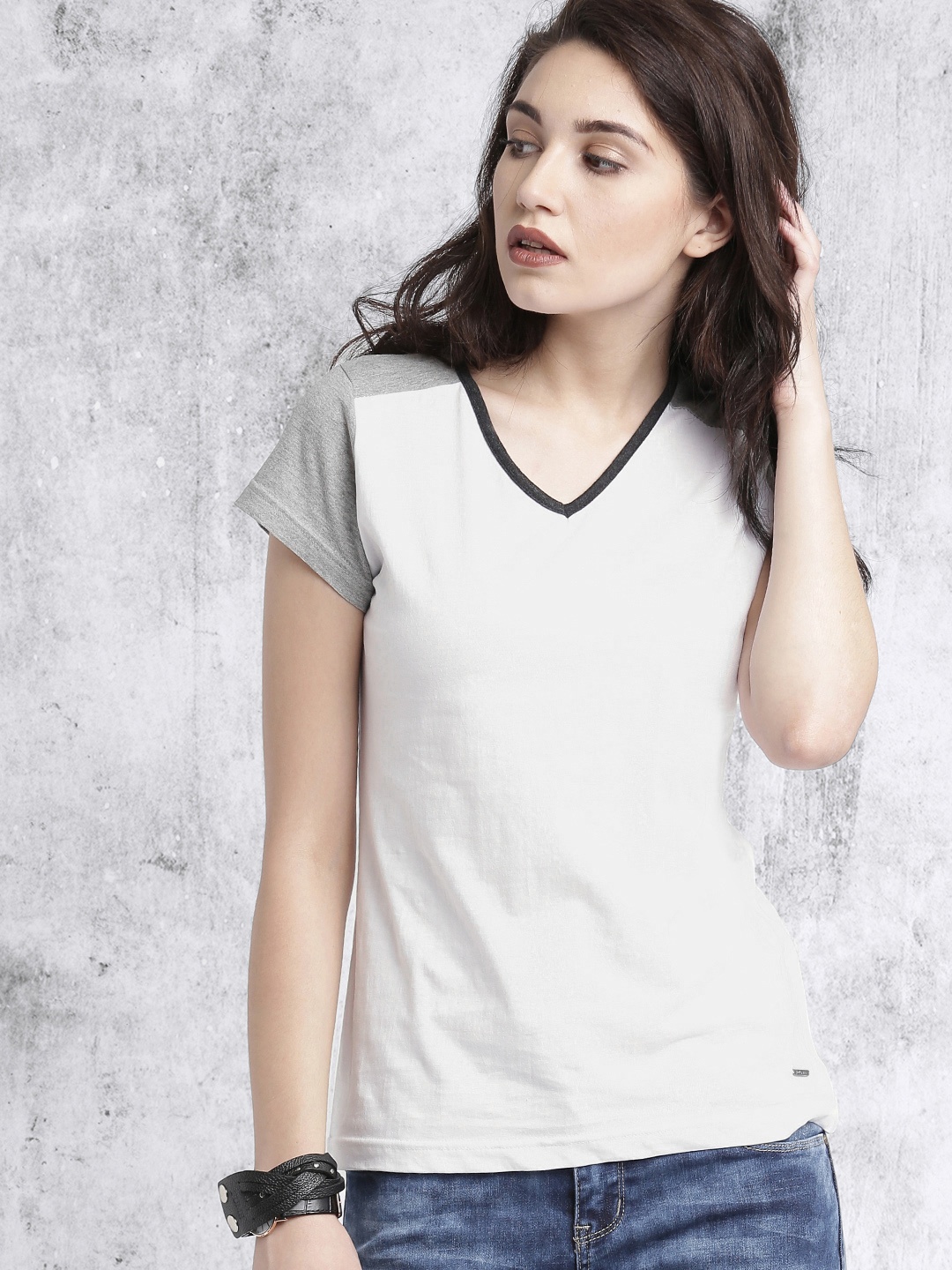 

Roadster Women White V-Neck T-shirt