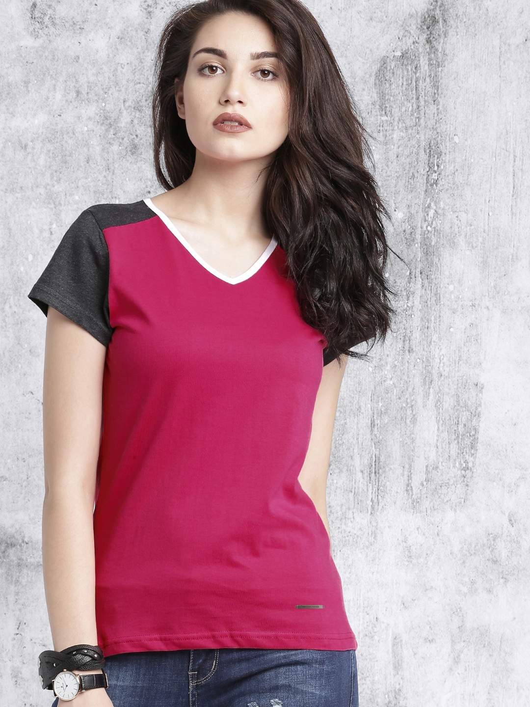 

Roadster Women Pink V-Neck T-shirt