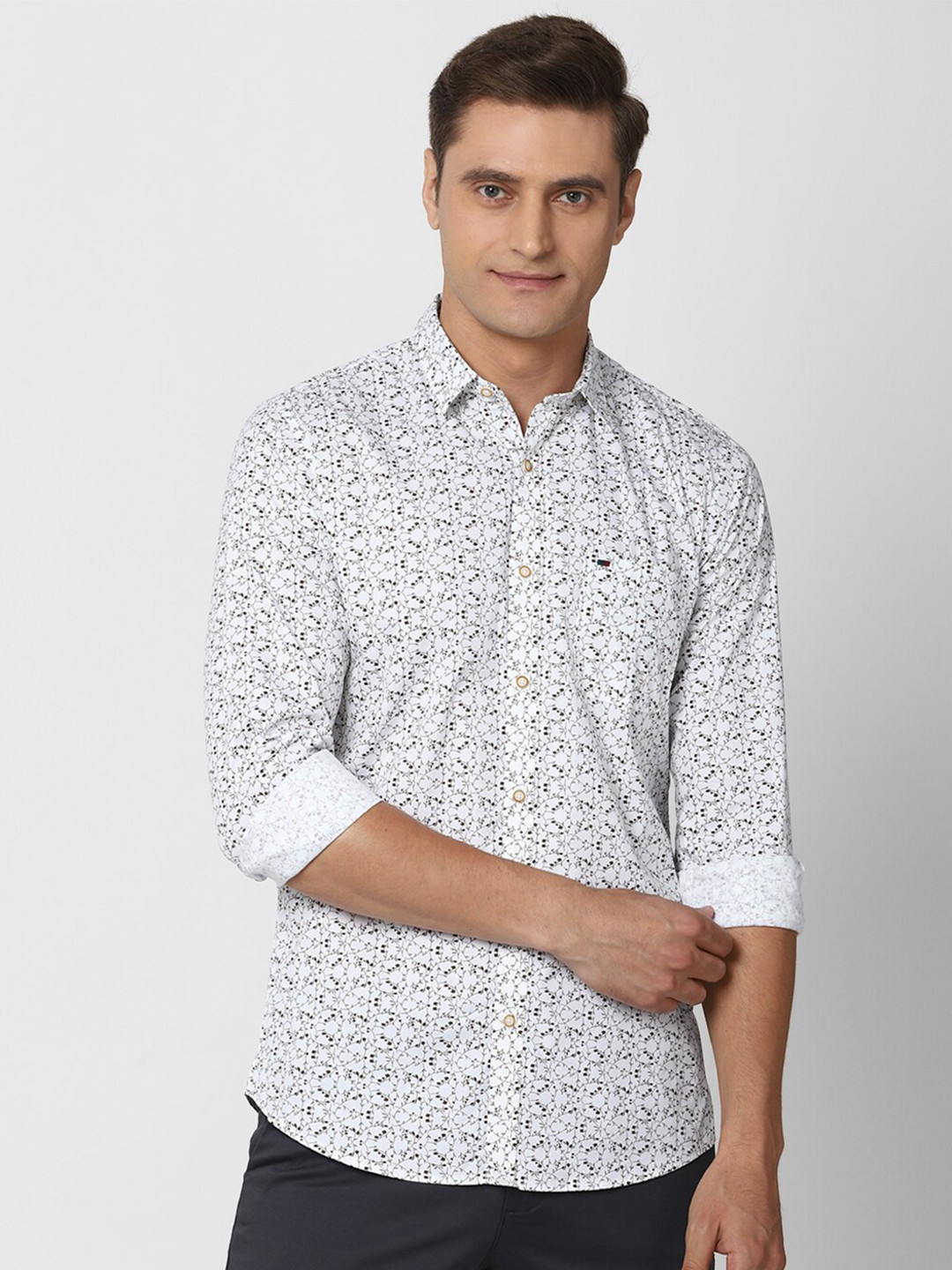 

Peter England Casuals Men White Slim Fit Floral Printed Casual Shirt
