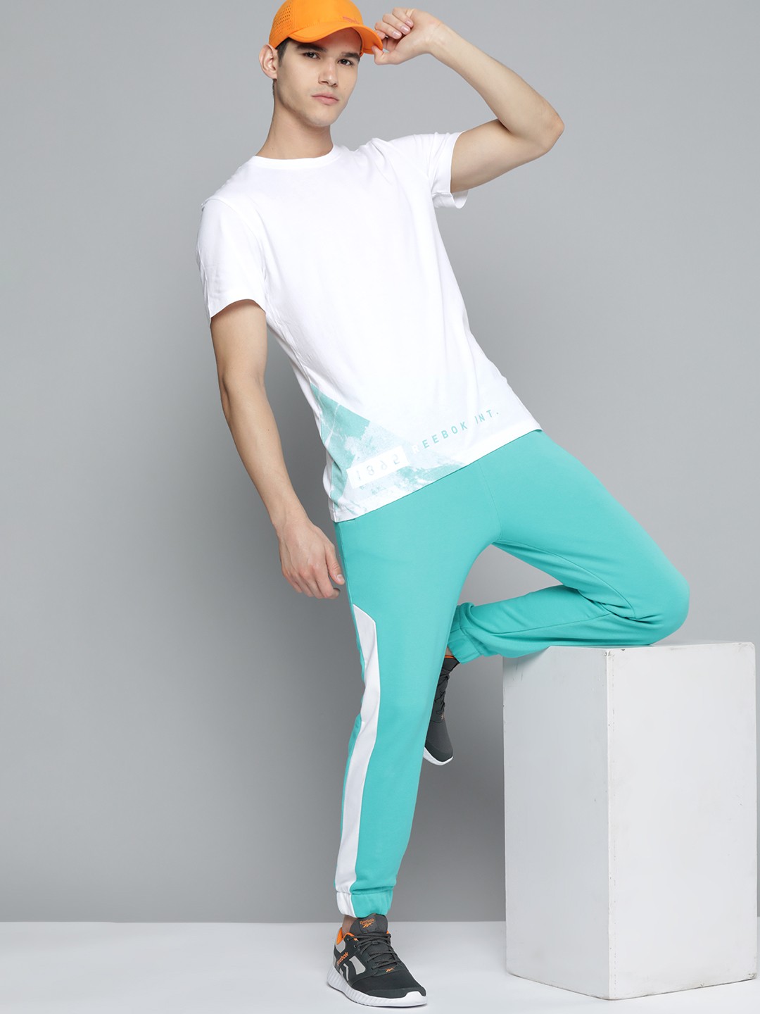 

Reebok Men White & Sea Green Performance Graphic Printed Pure Cotton Slim Fit T-shirt