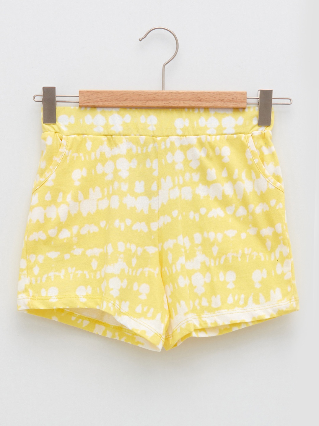 

LC Waikiki Girls Yellow & White Dyed Pure Cotton Shorts