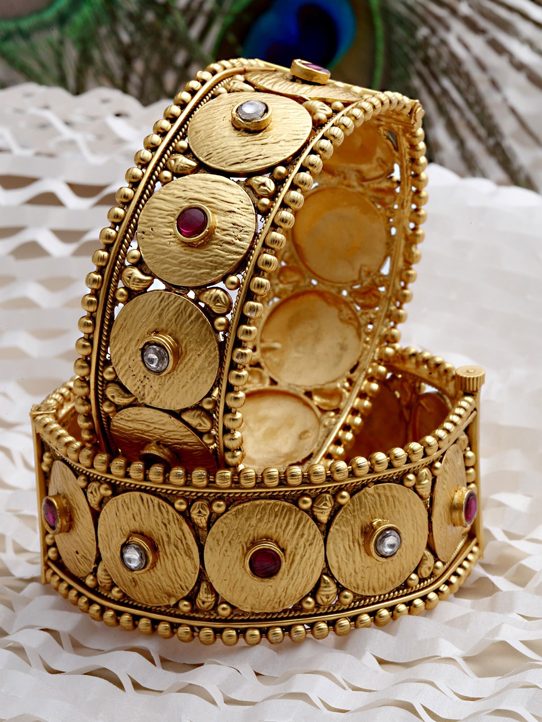 

KARATCART Gold-Plated Red & White Kundan-Studded Handcrafted Bangles