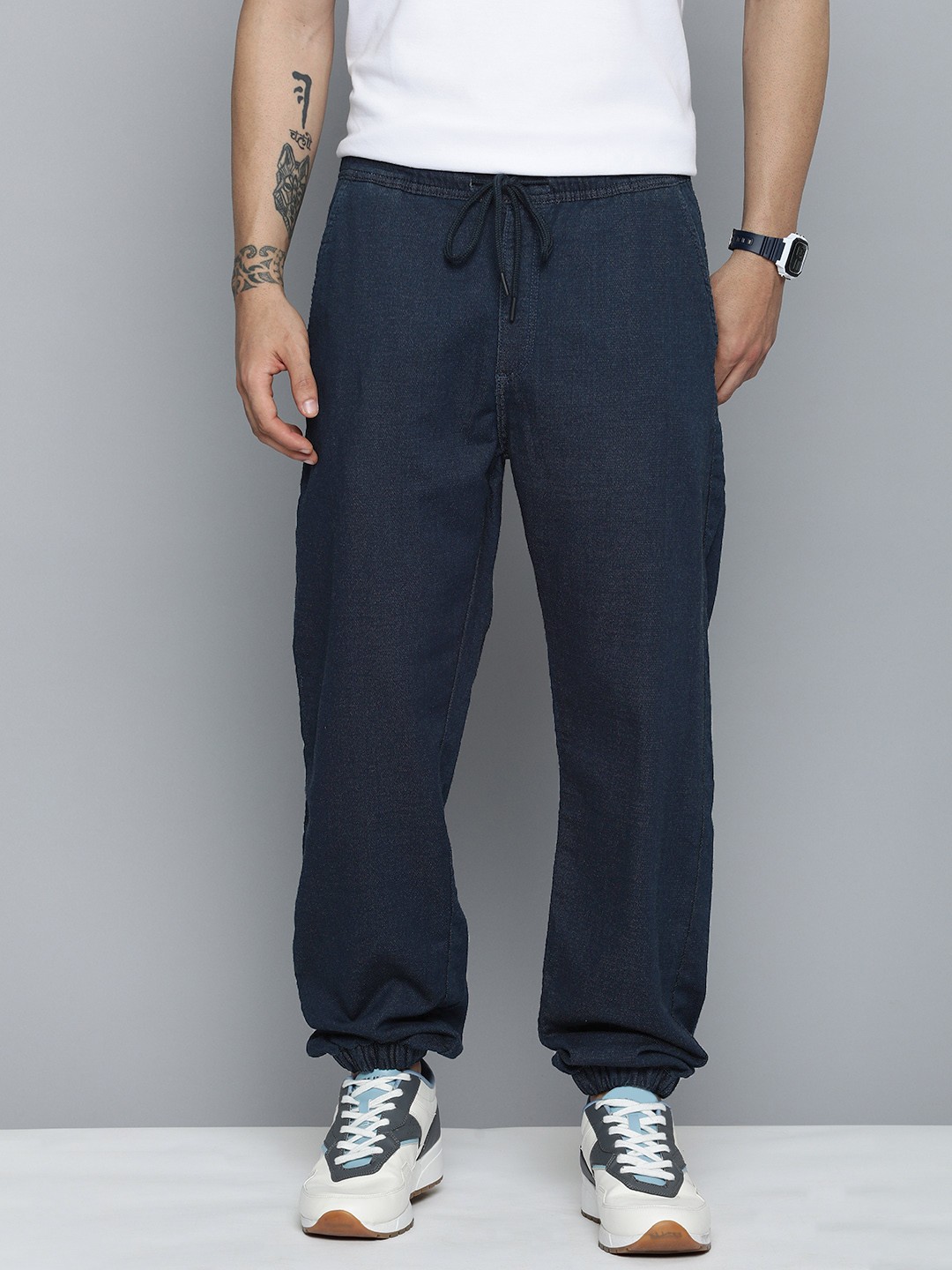 

Levis Men Solid Regular Fit Mid-Rise Joggers, Blue