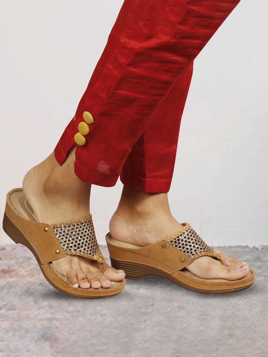 

XE Looks WOMEN Gold-Toned Party Wedge heels