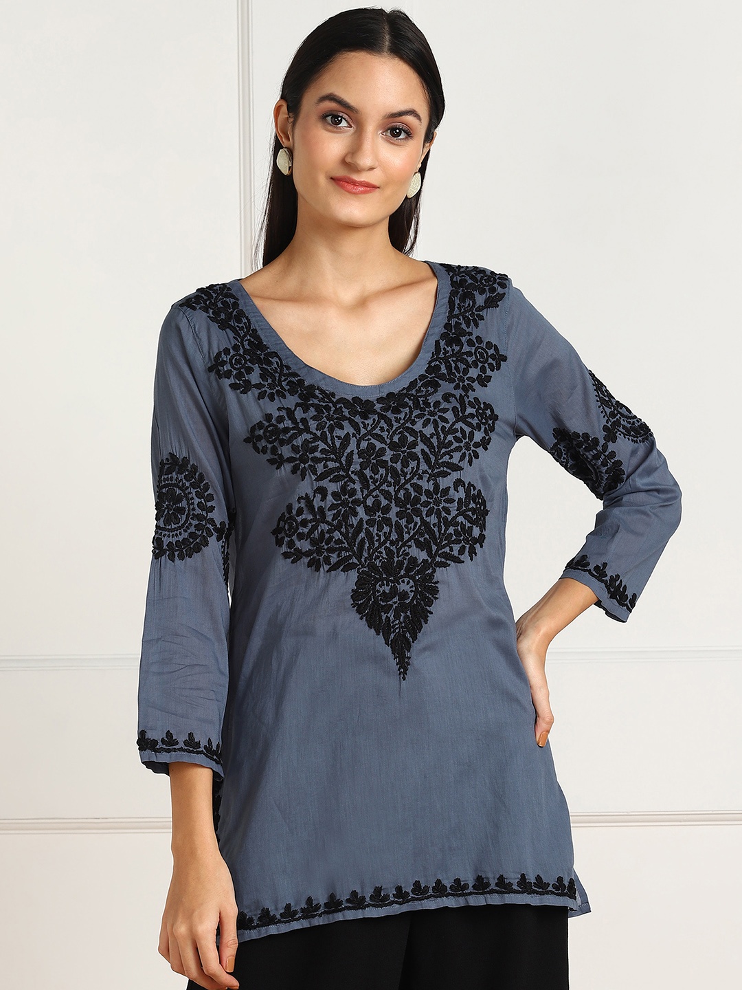 

VAHSON Chikankari Embroidered Kurti, Blue