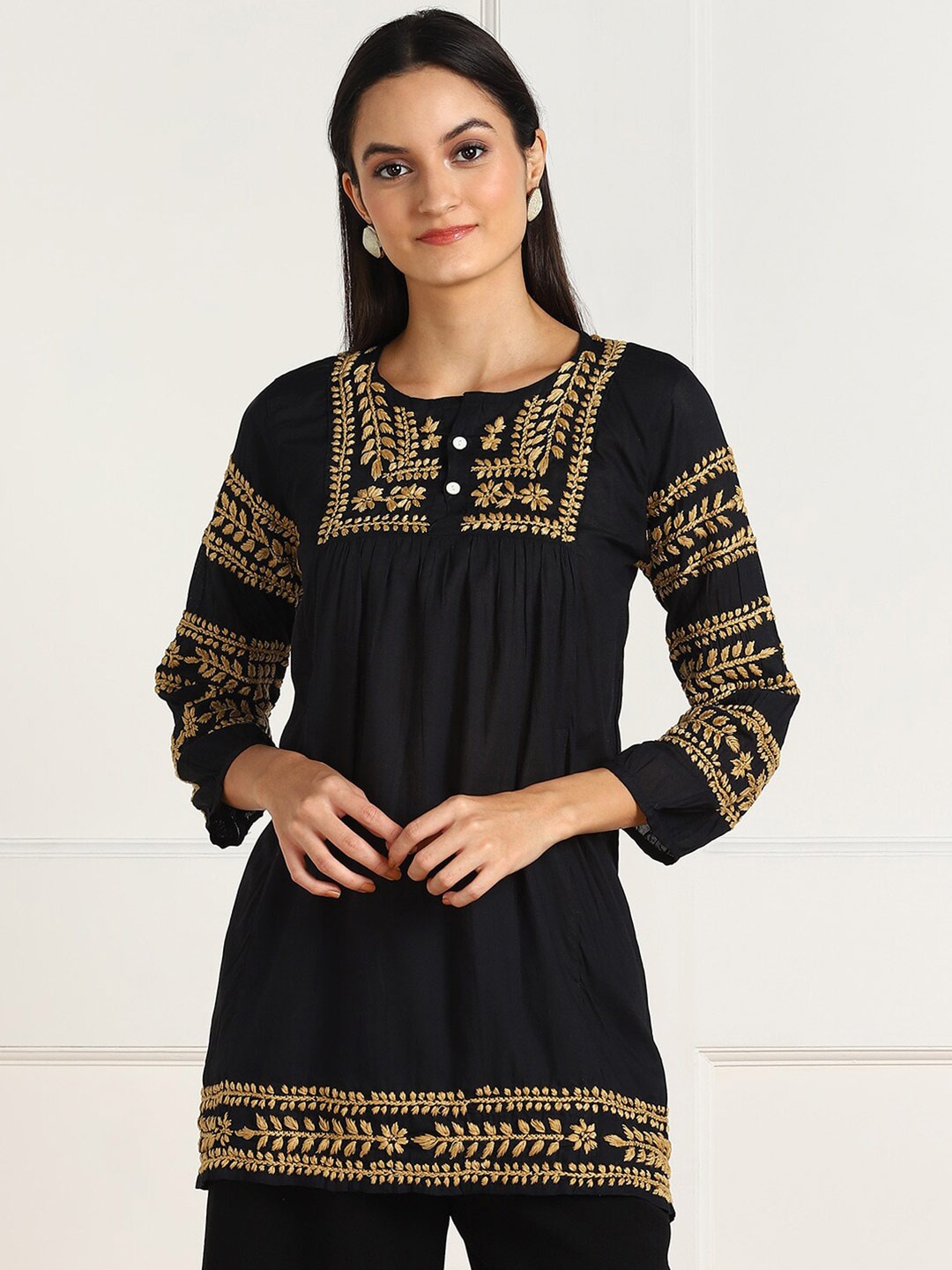 

VAHSON Black & Gold-Toned Floral Embroidered Chikankari Pure Cotton Chikankari Kurti