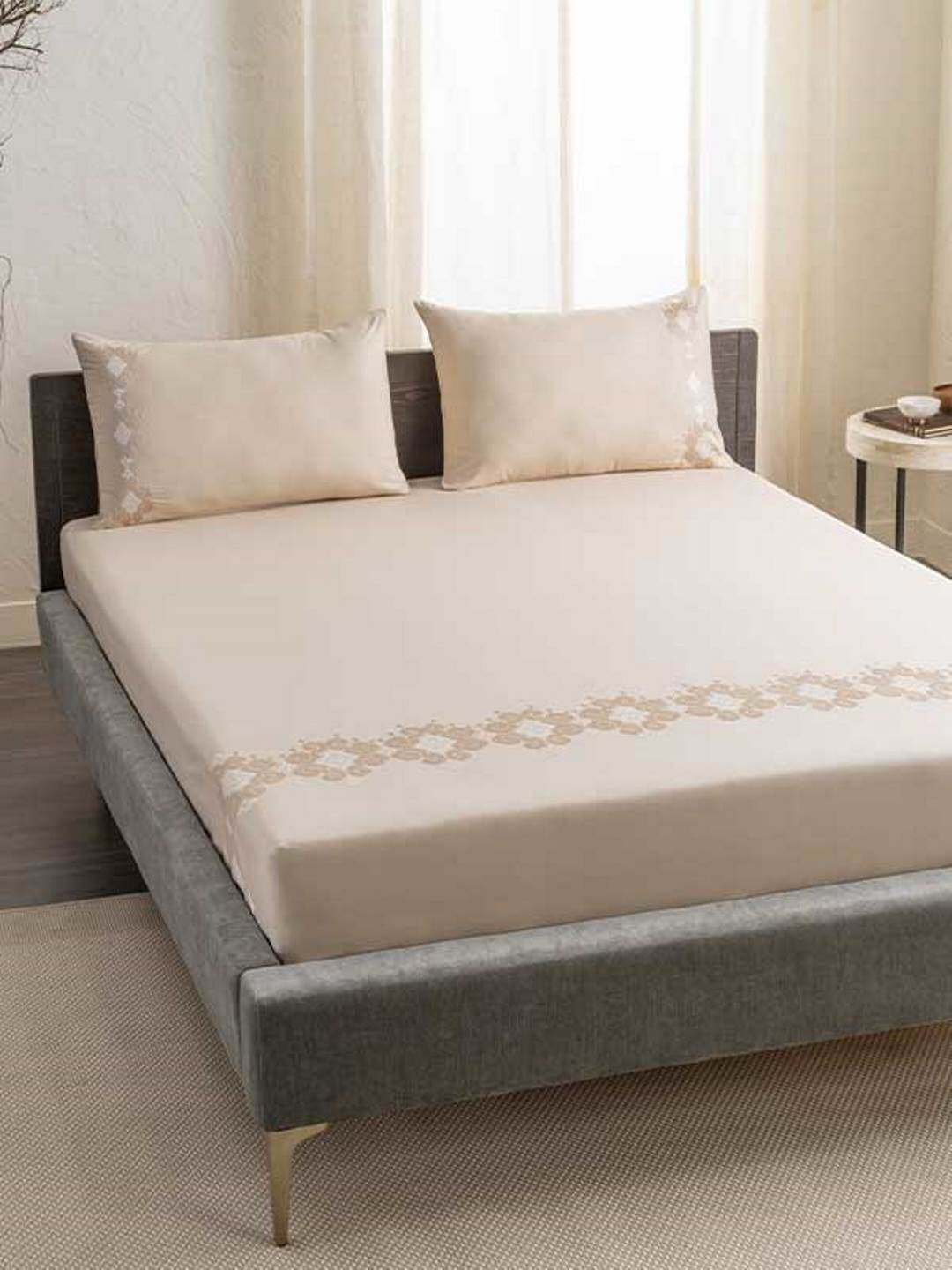 

DDecor Beige & White Ethnic Motifs 180 TC King Bedsheet with 2 Pillow Covers