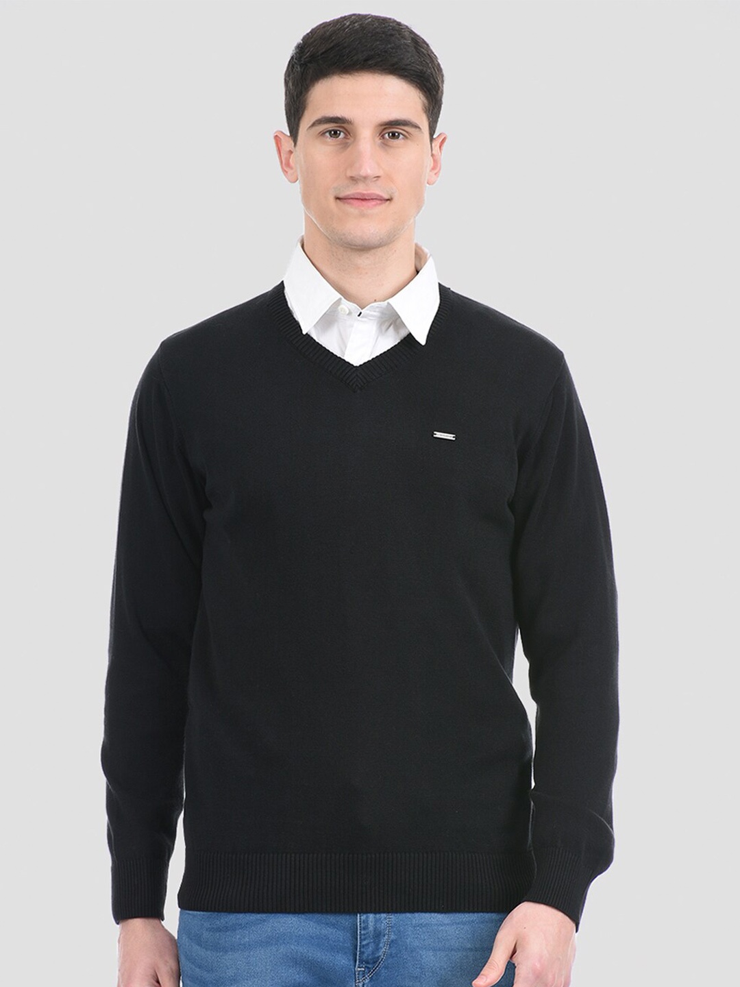 

Cloak & Decker by Monte Carlo Men Black Solid V-Neck Pullover