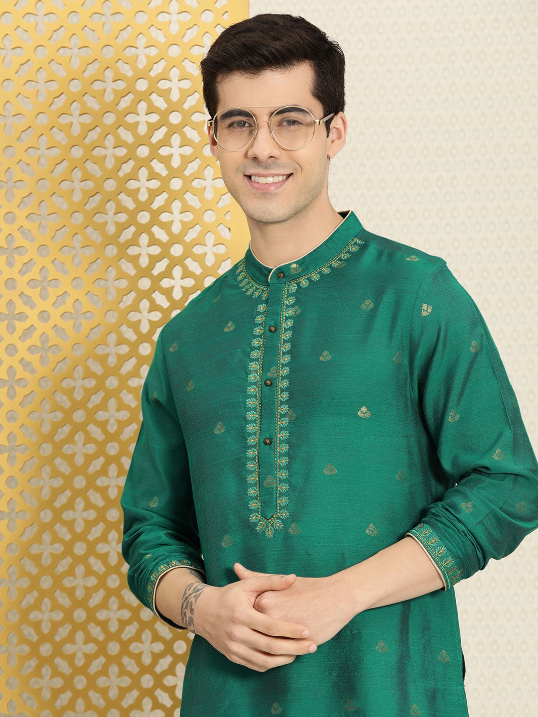 

House of Pataudi Men Green & Gold-Toned Floral Embroidered Jashn Thread Work Kurta