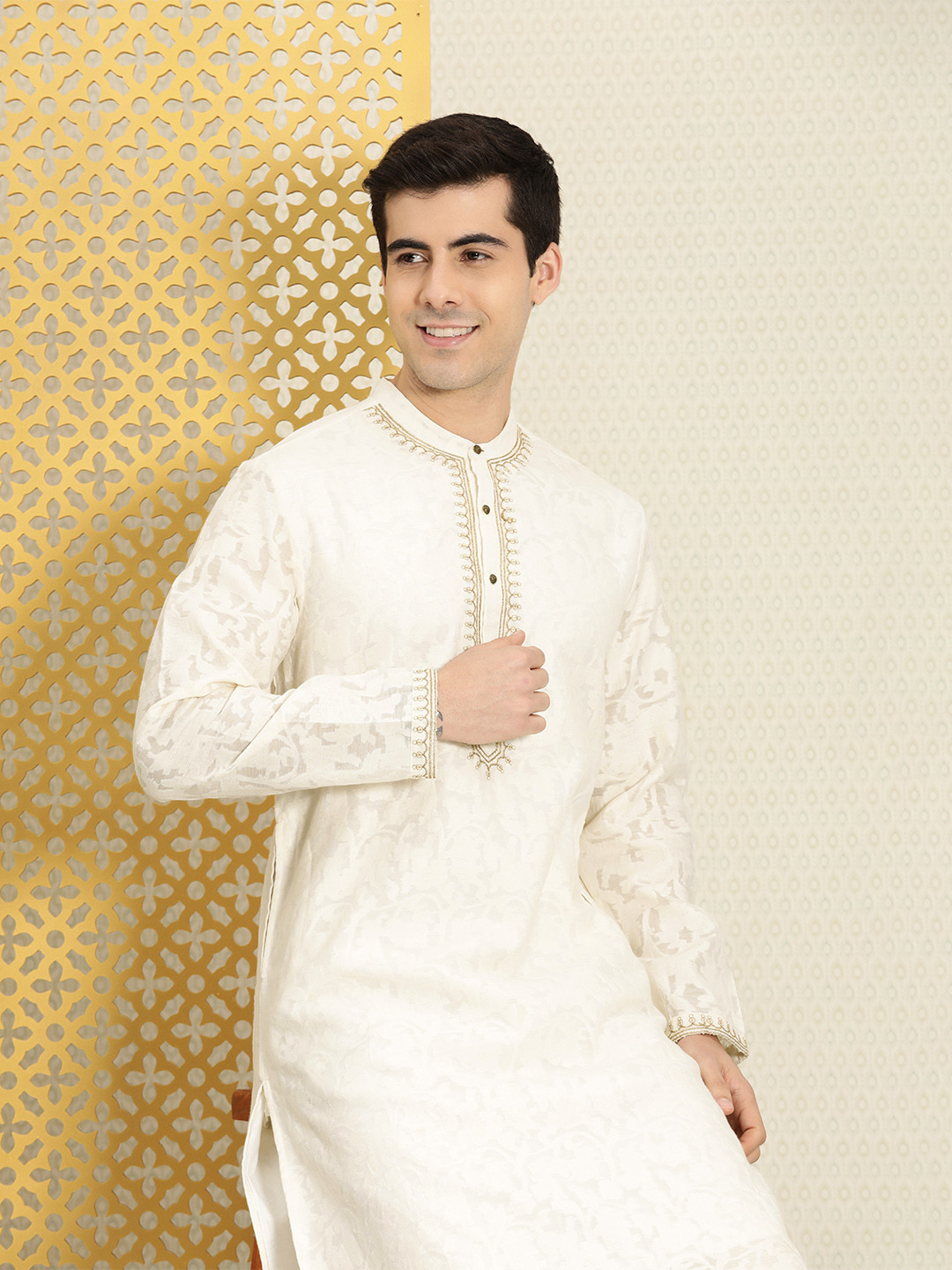 

House of Pataudi Men Off White & Gold-Toned Floral Yoke Design Kurta