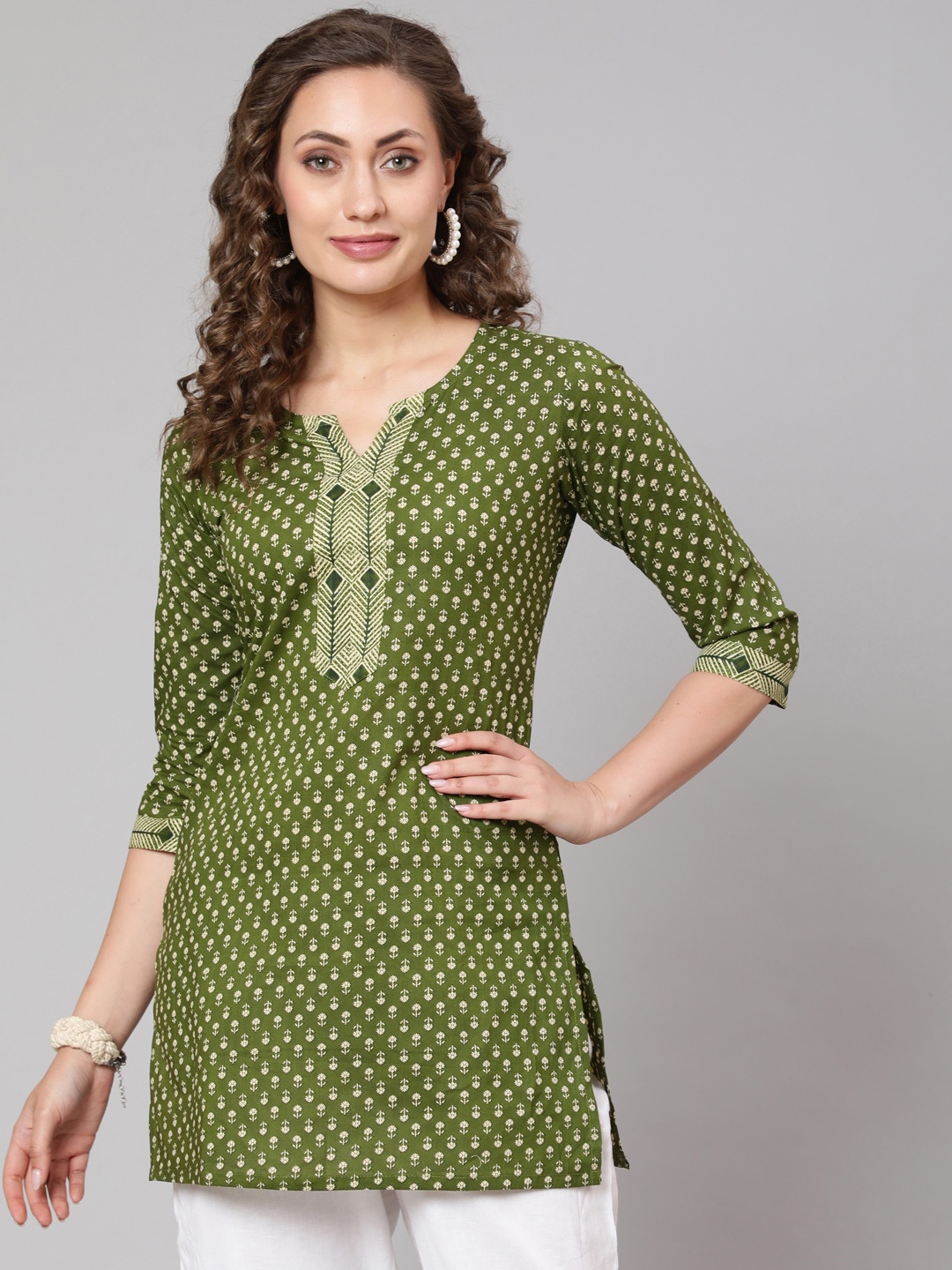 

antaran Green & White Ethnic Motifs Printed V-Neck Pure Cotton Kurti