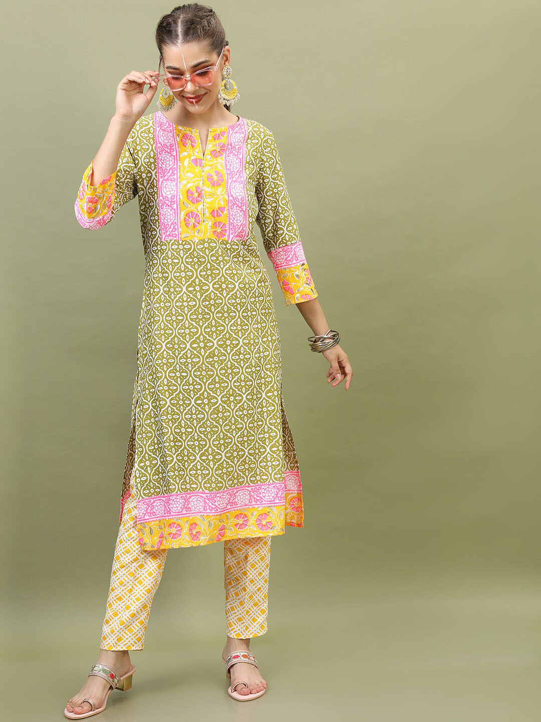 

Vishudh Women Green Floral Printed Kurta with Trousers