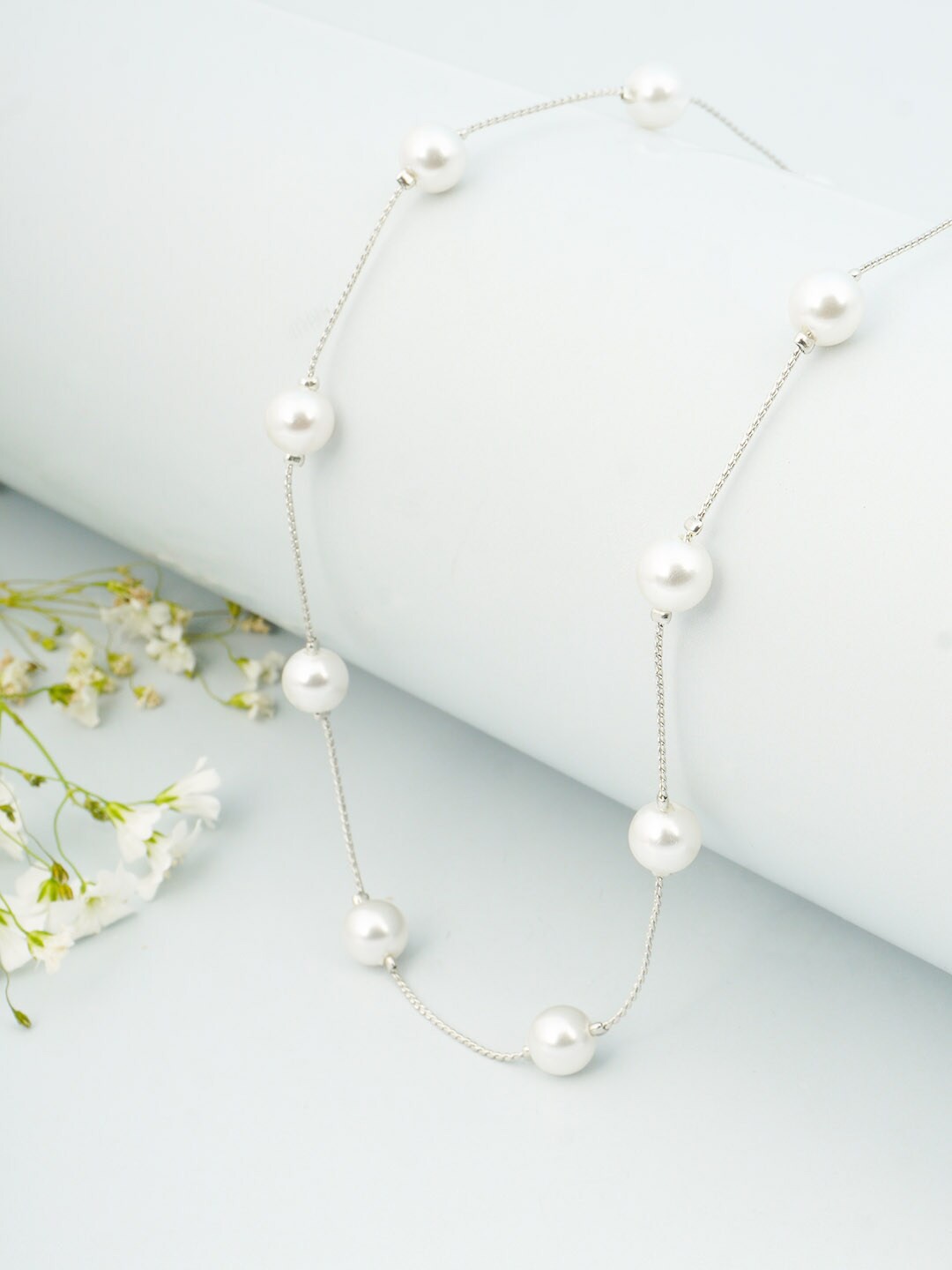 

Ferosh White Necklace